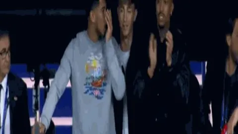 “篮球盛事：詹姆斯父子联手，太阳队逆境翻盘夺冠”